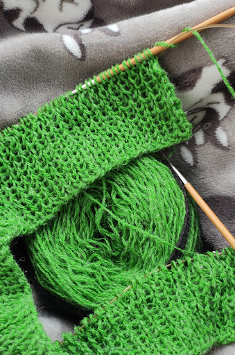 まだ編み始めたばかりの裾部分。鮮やかな緑色に元気をもらいます。